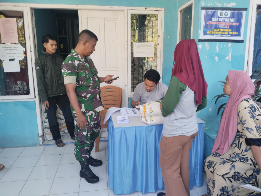 PENYALURAN BANTUAN BERAS BULOG DI DESA TAROWANG
